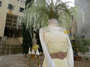 Temps de Flors 2019. Instal&middot;laci&oacute; 'El planeta groc' a la Pla&ccedil;a de Sant Feliu - Trasfigueres