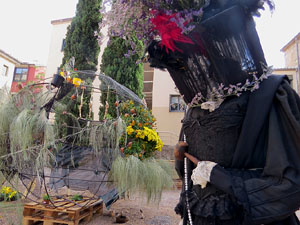 Temps de Flors 2019. Instal&middot;laci&oacute; 'El planeta groc' a la Pla&ccedil;a de Sant Feliu - Trasfigueres