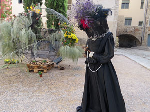 Temps de Flors 2019. Instal&middot;laci&oacute; 'El planeta groc' a la Pla&ccedil;a de Sant Feliu - Trasfigueres