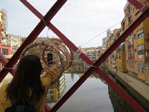 Temps de Flors 2019. Instal&middot;laci&oacute; El teixit dels barris al Pont de les Peixateries Velles