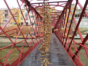 Temps de Flors 2019. Instal&middot;laci&oacute; El teixit dels barris al Pont de les Peixateries Velles