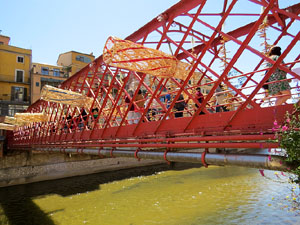 Temps de Flors 2019. Instal&middot;laci&oacute; El teixit dels barris al Pont de les Peixateries Velles
