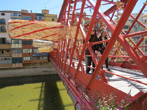 Temps de Flors 2019. Instal&middot;laci&oacute; El teixit dels barris al Pont de les Peixateries Velles