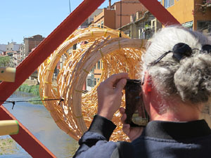 Temps de Flors 2019. Instal&middot;laci&oacute; El teixit dels barris al Pont de les Peixateries Velles