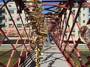 Temps de Flors 2019. Instal&middot;laci&oacute; El teixit dels barris al Pont de les Peixateries Velles