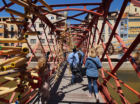 Temps de Flors 2019. Instal&middot;laci&oacute; El teixit dels barris al Pont de les Peixateries Velles