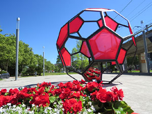 Temps de Flors 2019. Instal&middot;lacions i muntatges a la rotonda del rellotge de la Devesa