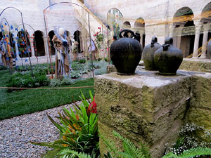 Temps de Flors 2019. Instal&middot;lacions i decoracions florals al claustre rom&agrave;nic del monestir de Sant Daniel
