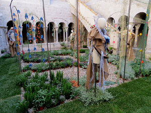 Temps de Flors 2019. Instal&middot;lacions i decoracions florals al claustre rom&agrave;nic del monestir de Sant Daniel