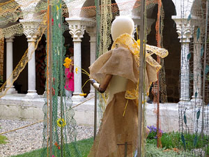 Temps de Flors 2019. Instal&middot;lacions i decoracions florals al claustre rom&agrave;nic del monestir de Sant Daniel