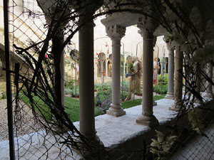 Temps de Flors 2019. Instal&middot;lacions i decoracions florals al claustre rom&agrave;nic del monestir de Sant Daniel