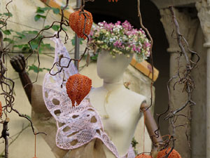 Temps de Flors 2019. Instal&middot;lacions i decoracions florals al claustre rom&agrave;nic del monestir de Sant Daniel