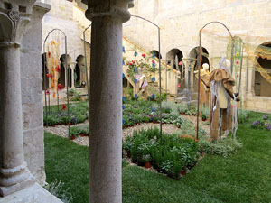 Temps de Flors 2019. Instal&middot;lacions i decoracions florals al claustre rom&agrave;nic del monestir de Sant Daniel