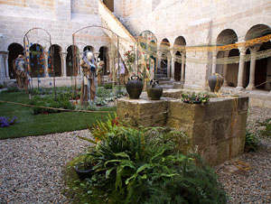 Temps de Flors 2019. Instal&middot;lacions i decoracions florals al claustre rom&agrave;nic del monestir de Sant Daniel