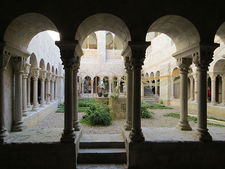 Temps de Flors 2019. Instal&middot;lacions i decoracions florals al claustre rom&agrave;nic del monestir de Sant Daniel
