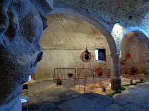 Temps de Flors 2019. Instal&middot;laci&oacute; A live connection a l'interior de la capella de Santa Ll&uacute;cia