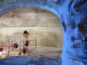 Temps de Flors 2019. Instal&middot;laci&oacute; A live connection a l'interior de la capella de Santa Ll&uacute;cia