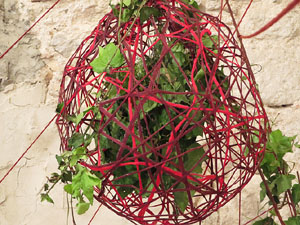 Temps de Flors 2019. Instal&middot;laci&oacute; A live connection a l'interior de la capella de Santa Ll&uacute;cia