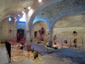 Temps de Flors 2019. Instal&middot;laci&oacute; A live connection a l'interior de la capella de Santa Ll&uacute;cia