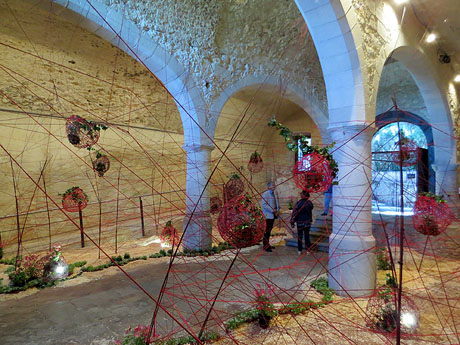 Temps de Flors 2019. Instal&middot;laci&oacute; A live connection a l'interior de la capella de Santa Ll&uacute;cia