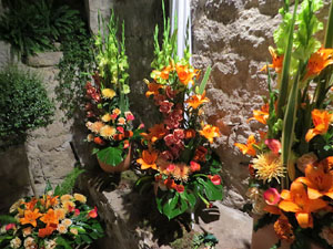 Temps de Flors 2019. Decoracions florals als baixos de l'edifici de les Sarra&iuml;nes