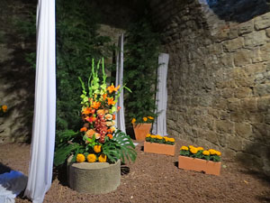 Temps de Flors 2019. Decoracions florals als baixos de l'edifici de les Sarra&iuml;nes