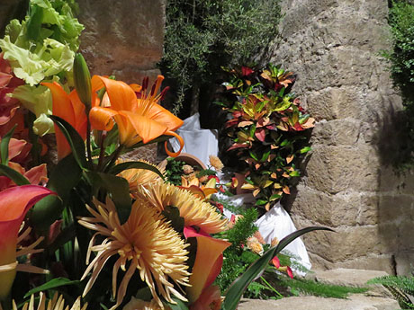 Temps de Flors 2019. Decoracions florals als baixos de l'edifici de les Sarra&iuml;nes