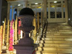 Temps de Flors 2019. Muntatges i instal&middot;lacions florals a les escales del Teatre Municipal