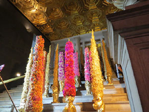 Temps de Flors 2019. Muntatges i instal&middot;lacions florals a les escales del Teatre Municipal