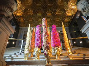 Temps de Flors 2019. Muntatges i instal&middot;lacions florals a les escales del Teatre Municipal