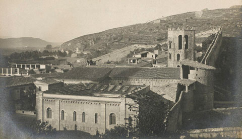El monestir de Sant Pere de Galligants i un tram de la muralla que enfila cap a la muntanya de Montju&iacute;c. Al centre, la muntanya de Montju&iuml;c amb la torre de Sant Joan. 1920-1931
