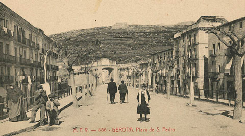 La pla&ccedil;a de Sant Pere. Al fons, la muntanya de Montju&iuml;c on destaca la torre de Sant Joan. 1900-1909