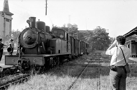 Un fot&ograve;graf immortalitza el darrer dia de funcionament del Tren d'Olot. Al fons, l'edifici de la Punxa