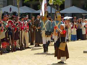 XII Festa Reviu els Setges Napole&ograve;nics de Girona. Presentaci&oacute; a la pla&ccedil;a de la Independ&egrave;ncia