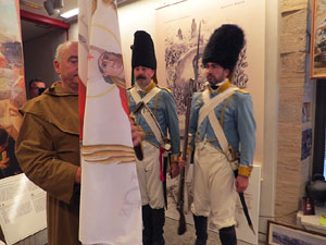 XII Festa Reviu els Setges Napole&ograve;nics de Girona. Lliurament de la bandera de la Croada Gironina