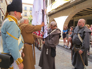 XII Festa Reviu els Setges Napole&ograve;nics de Girona. Lliurament de la bandera de la Croada Gironina