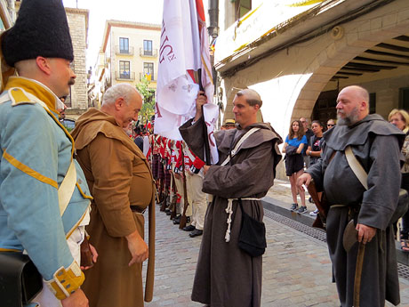 XII Festa Reviu els Setges Napole&ograve;nics de Girona. Lliurament de la bandera de la Croada Gironina
