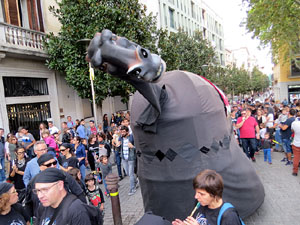 Festival Acocollona't 2019. Passejada i titelles de la Mula Baba