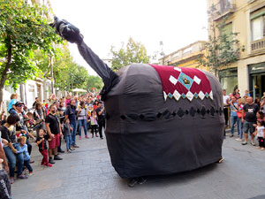 Festival Acocollona't 2019. Passejada i titelles de la Mula Baba
