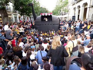 Festival Acocollona't 2019. Passejada i titelles de la Mula Baba
