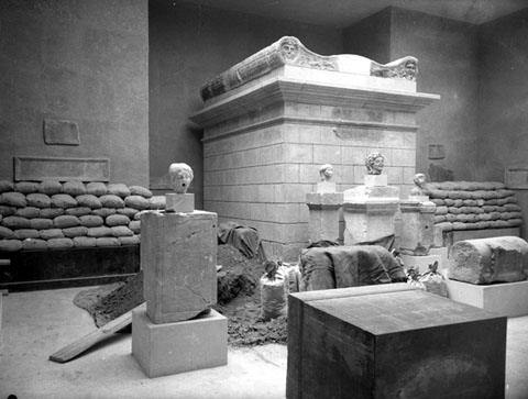 La sala funer&agrave;ria del Museu d'Arqueologia de Catalunya, en plena Guerra Civil
