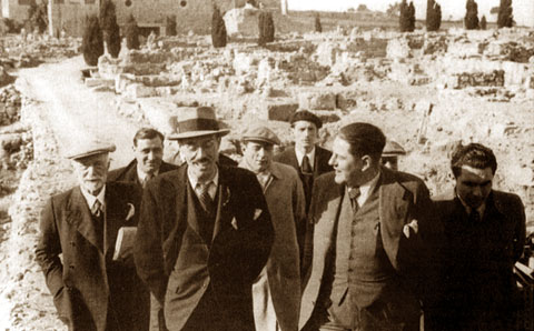Visita a les excavacions d'Emp&uacute;ries del conseller de Cultura Antoni Maria Sbert acompanyat per Bosch i Gimpera i Emli Gandia. 1937