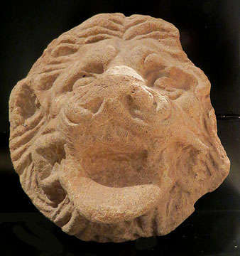 Antefixa de terra cuita en forma de cap de d'edificis de culte de lle&oacute; la Ne&agrave;polis d'Emp&uacute;ries. Segles II-I aC