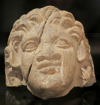 Antefixa de terra cuita en forma de cap de s&agrave;tir d'edificis de culte de la Ne&agrave;polis d'Emp&uacute;ries. Segles II-I aC