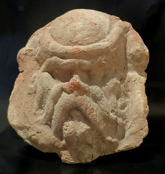 Antefixa de terra cuita en forma de cap de sil&egrave; d'edificis de culte de la Ne&agrave;polis d'Emp&uacute;ries. Segles II-I aC