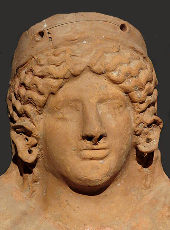 Terracota p&uacute;nica en forma de bust femen&iacute; que s'inspira en models grecs siciliotes. Segle IV aC