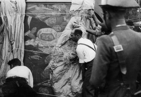 Arribada a Barcelona de les peces exhibides a Par&iacute;s en la mostra d'art catal&agrave;. 1939