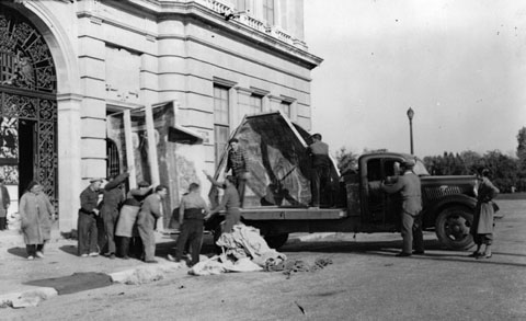 Trasllat de pintures rom&agrave;niques del Museu d'Art cap Olot. 1937