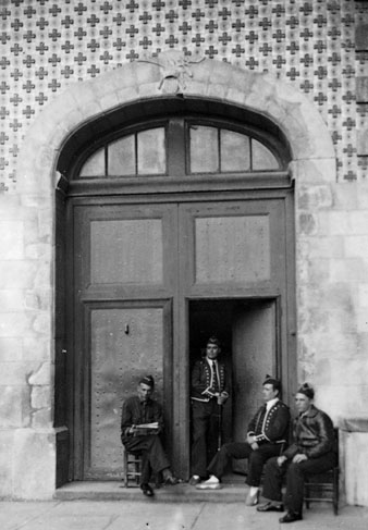 Dip&ograve;sit d'obres de museus catalans a l'esgl&eacute;sia de Sant Esteve d'Olot. 1937