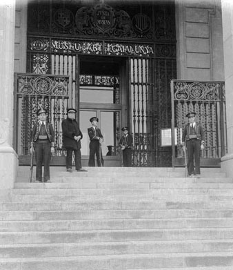 El Museu d'Art de Catalunya, depenent de la Junta de Museus, custodiat per mossos d'esquadra